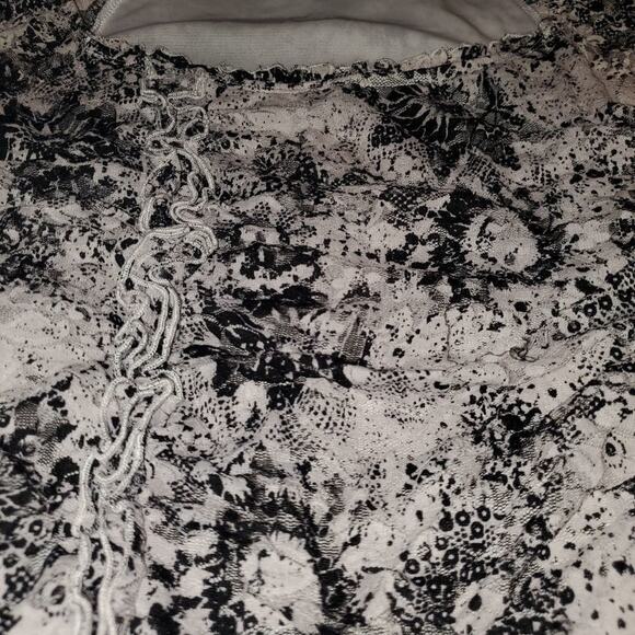 AB studio small white and black floral short sleeve blouse. - Picture 10 of 10